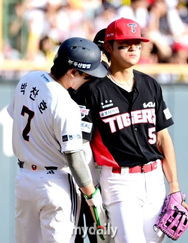 두산 박찬호가 KIA 김도영의 어깨를 깨물고 있다 / 잠실 = 유진형 기자 zolong@mydaily.co.kr