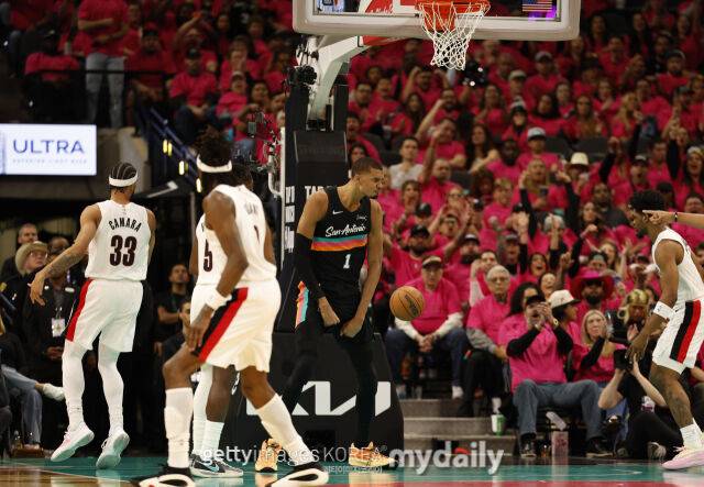 웸반야마(오른쪽에서 두 번째) 득점 후 포효하고 있다. /게티이미지코리아