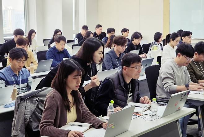 SK브로드밴드가 본사에서 상시 운영 중인 ‘AI 에이전트 랩’ 에 참여한 임직원이 에이전트를 만드는 모습 [SK브로드밴드 제공]