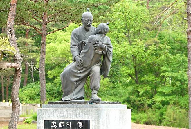 장릉 옆 물무리습지공원 입구 엄흥도-단종 동상