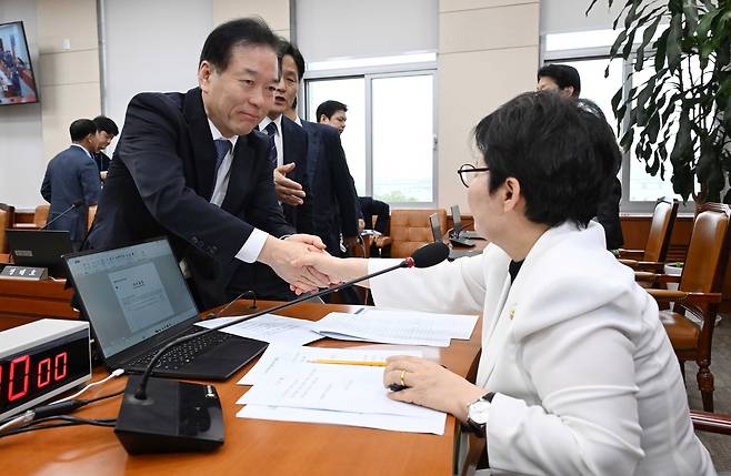 임이자(오른쪽) 국회 재정경제위원회 위원장이 20일 서울 여의도 국회에서 열린 재경위 전체회의에서 신현송 한국은행 총재후보자 인사청문경과보고서 채택의 건을 가결하고 정태호 여당 간사와 악수하고 있다. 이상섭 기자