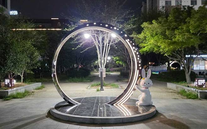 광주 광산구의 도심 속 명품길인 첨단둘레길이 빛과 이야기를 입은 감성 명소로 변신했다.