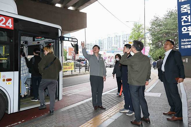 이상일 용인시장이 20일 이른 아침부터 죽전역을 찾아 버스 정류장 등 시민 불편 사항을 살펴보고있다.[용인시 제공]
