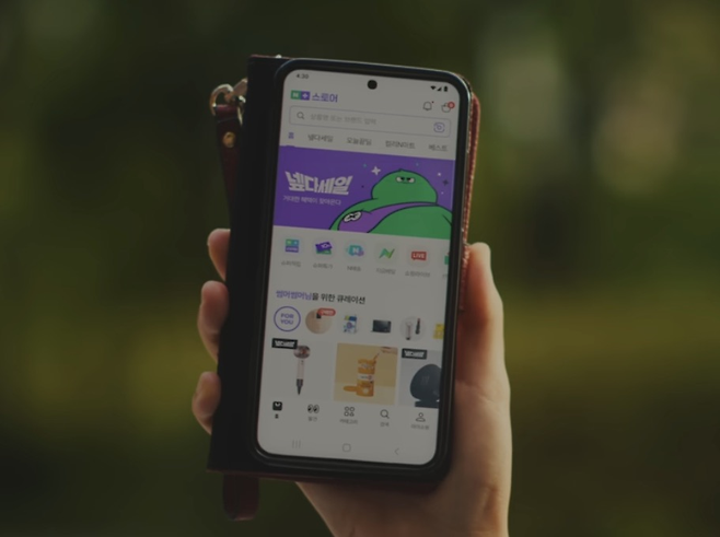 [유튜브 네이버 공식 채널 네이버플러스스토어 광고 영상 갈무리]