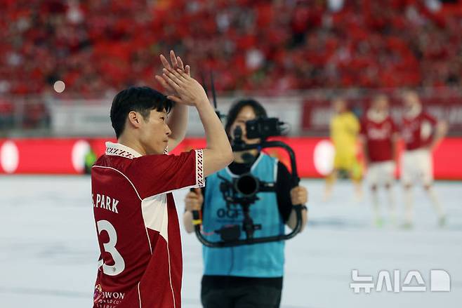 [수원=뉴시스] 조성우 기자 = 19일 경기 수원시 팔달구 수원월드컵경기장에서 열린 OGFC(더 오리지널 FC) 대  K리그2 수원삼성 레전드의 경기, OGFC 박지성이 그라운드에 입장하고 있다.OGFC는 축구 콘텐츠·이벤트 제작사 '슛포러브'의 기획으로 탄생한 신생 독립 구단으로, 선수들이 현역 시절 기록했던 커리어 하이 승률 73% 돌파를 목표로 한다. 2026.04.19. xconfind@newsis.com