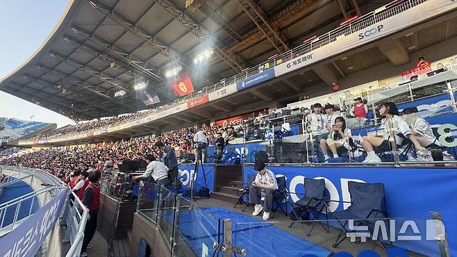 [수원=뉴시스] 윤정민 기자 = 19일 OGFC(더 오리지널 FC) 대 수원 삼성 블루윙즈 레전드 경기를 맞아 수원월드컵경기장에 마련된 SOOP 스트리머 전용 존 'SOOP 존'. 스트리머들이 경기 시작에 앞서 방송을 준비하고 있다. 2026.04.19. alpaca@newsis.com