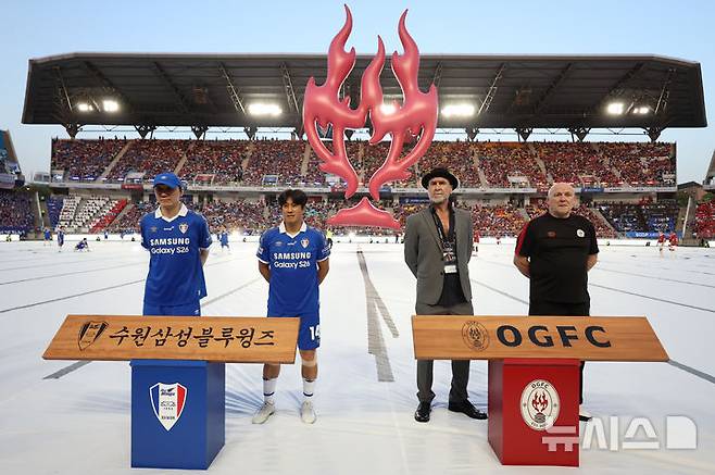 [수원=뉴시스] 조성우 기자 = 19일 경기 수원시 팔달구 수원월드컵경기장에서 열린 OGFC(더 오리지널 FC) 대  K리그2 수원삼성 레전드의 경기, 수원삼성 서정원(왼쪽 두 번째) 감독과 신영록 코치, OGFC 에린 칸토나(오른쪽 두 번째) 감독과 마이클 펠란 코치가 기념촬영하고 있다.OGFC는 축구 콘텐츠·이벤트 제작사 '슛포러브'의 기획으로 탄생한 신생 독립 구단으로, 선수들이 현역 시절 기록했던 커리어 하이 승률 73% 돌파를 목표로 한다. 2026.04.19. xconfind@newsis.com