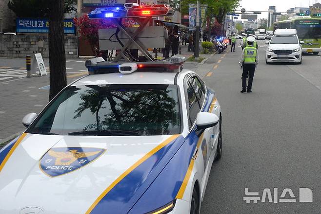 [전주=뉴시스] 김얼 기자 = 전북경찰청과 덕진경찰서 교통안전계 경찰관들이 20일 전북 전주시 덕진구 덕진광장 사거리에서 '우회전 일시정지 위반 집중단속'을 하고 있다. 2026.04.20. pmkeul@newsis.com