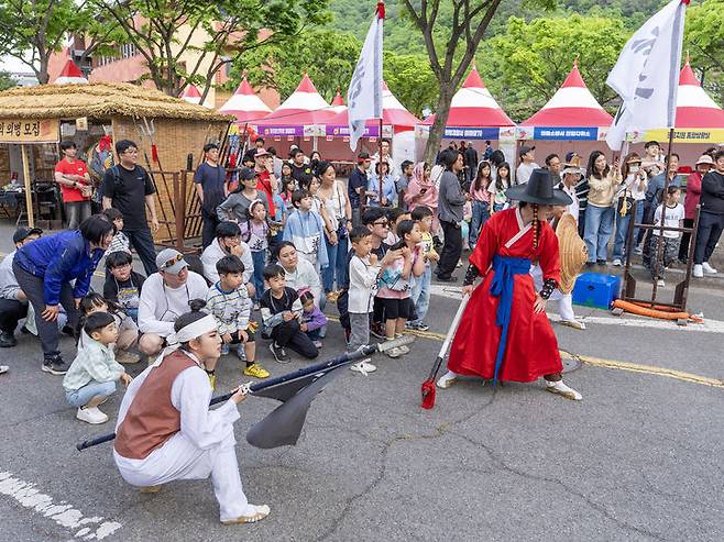 [의령=뉴시스]의병체험에 집중하는 어린이들. (사진=의령군 제공) 2026.04.20. photo@newsis.com *재판매 및 DB 금지