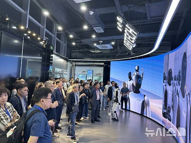 [광주=뉴시스]광주상의가 휴머노이드 로봇 전문 기업인 중국 유비테크 로보틱스에서 산업시찰을 했다. (사진=광주상의 제공)