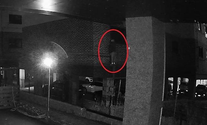 [용인=뉴시스] 3년7개월 동안 경기지역 빌라 등을 돌며 절도 행각을 벌인 50대가 배관을 타고 피해자 주거지에 침입하는 모습. (사진=용인동부경찰서 제공) 2026.4.20. photo@newsis.com *재판매 및 DB 금지