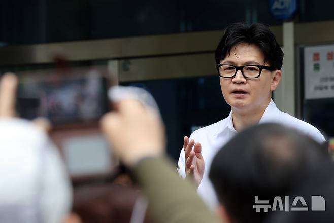 [부산=뉴시스] 하경민 기자 = 부산 북구 갑 국회의원 보궐선거 출마를 시사한 한동훈 전 국민의힘 대표가 한 로펌에 변호사로 합류한 것으로 파악됐다. 한 전 대표가 지난 14일 부산 북구 만덕2동행정복지센터에서 전입신고를 한 뒤 소감을 밝히고 있다. 2026.04.20. yulnetphoto@newsis.com