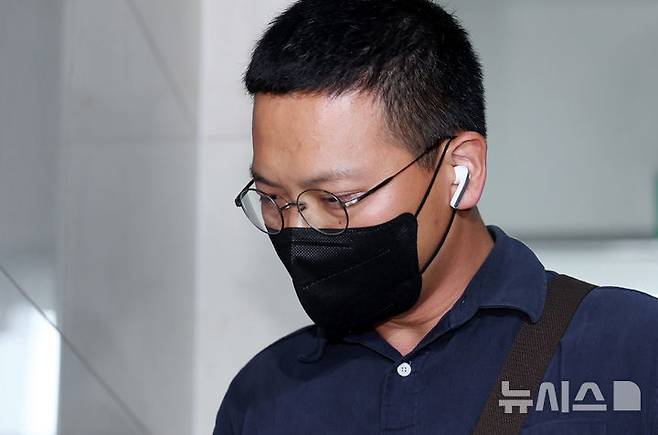 [서울=뉴시스] 김진아 기자 = 특검이 박정훈 전 해병대 수사단장(준장)에 대한 구속영장에 허위 내용을 기재한 혐의로 기소된 전·현직 군검사들에게 실형을 구형했다. 이들에 대한 1심 선고는 오는 6월 12일 나온다. 사진은 지난해 8월 13일 순직해병 특검팀에 출석한 염보현 군검사. 2026.04.20. bluesoda@newsis.com