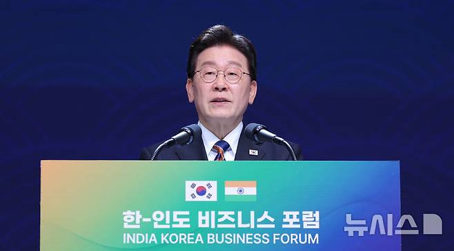 [뉴델리=뉴시스] 고범준 기자 = 이재명 대통령이 20일(현지 시간) 인도 뉴델리 바랏 만다팜 센터에서 열린 한-인도 비즈니스 포럼에서 인사말을 하고 있다. 2026.04.20. bjko@newsis.com