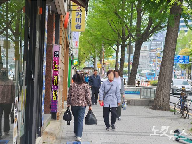 평일 오전 부산 연제구의 한 거리에 시민들이 길을 가고 있다. 정혜린 기자