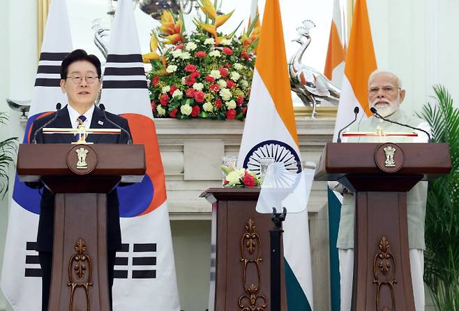 이재명 대통령과 나렌드라 모디 인도 총리가 20일(현지시간) 뉴델리 영빈관에서 공동언론발표를 하고 있다. 연합뉴스