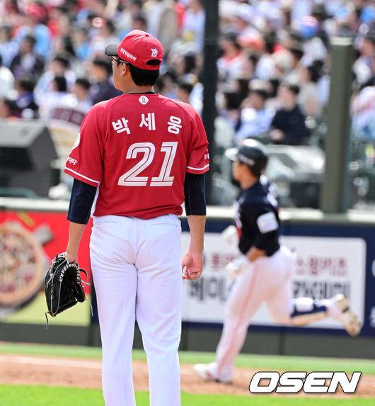 [OSEN=부산, 지형준 기자] 19일 부산 사직야구장에서 2026 신한 SOL KBO리그 롯데 자이언츠와 한화 이글스의 경기가 열렸다.롯데는 박세웅, 한화는 에르난데스가 선발로 나섰다.3회초 2사에서 롯데 박세웅이 한화 문현빈에 우월 솔로포를 허용하며 아쉬워하고 있다. 2026.04.19&nbsp;/ jpnews@osen.co.kr