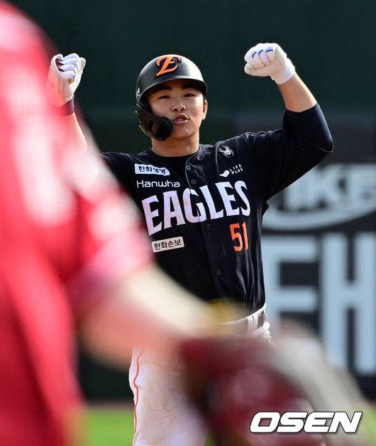 [OSEN=부산, 지형준 기자] 19일 부산 사직야구장에서 2026 신한 SOL KBO리그 롯데 자이언츠와 한화 이글스의 경기가 열렸다.롯데는 박세웅, 한화는 에르난데스가 선발로 나섰다.7회초 2사 1,2루에서 한화 문현빈이 2타점 좌전 적시타를 날리며 기뻐하고 있다. 2026.04.19&nbsp;/ jpnews@osen.co.kr