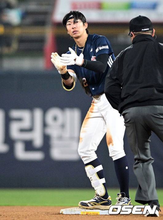 [OSEN=수원, 조은정 기자]마법사군단이 천신만고 끝 연패를 끊었다.&nbsp;KT 위즈는 11일 수원KT위즈파크에서 열린 2026 신한 SOL KBO리그 두산 베어스와의 시즌 2차전에서 6-4로 승리했다.&nbsp;8회초 무사 1루에서 두산 김민석이 우익선상으로 2루타를 날린 뒤 기뻐하고 있다. 2026.04.11 /cej@osen.co.kr
