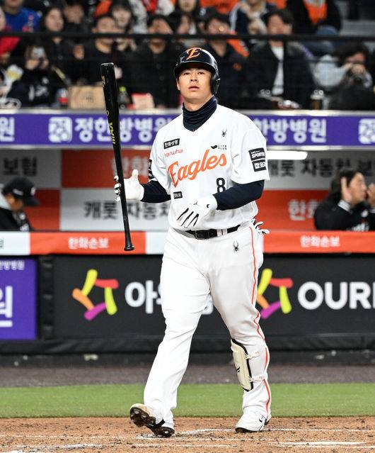 [OSEN=대전, 이대선 기자] 2일 대전 한화생명볼파크에서 2026 신한 SOL KBO리그 한화 이글스와 KT 위즈의 경기가 열렸다.이날 한화는 문동주, KT는 오원석을 선발로 내세웠다.2회말 무사에서 한화 노시환이 삼진으로 물러나고 있다. 2026.04.02 /sunday@osen.co.kr