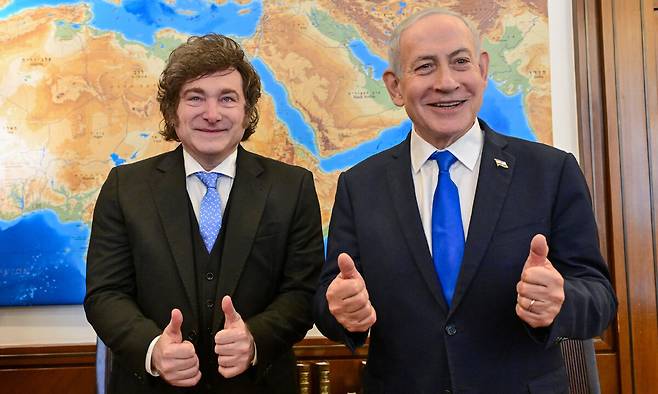 19일(현지시간) 이스라엘 예루살렘을 방문한 하비에르 밀레이 아르헨티나 대통령(왼쪽)이 베냐민 네타냐후 이스라엘 총리와 기념 촬영을 하고 있다. 두 정상은 양국의&nbsp;전략적 협력에 관한 일명 ‘이삭 협정’을 체결했다. EPA연합뉴스