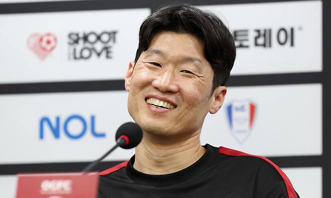‘영원한 캡틴’ 박지성이&nbsp;19일 수원월드컵경기장에서 OGFC(더 오리지널 FC) 대 K리그2 수원 삼성과의 경기 전 열린 기자회견에서 소감을 말하며 미소짓고 있다. 뉴시스