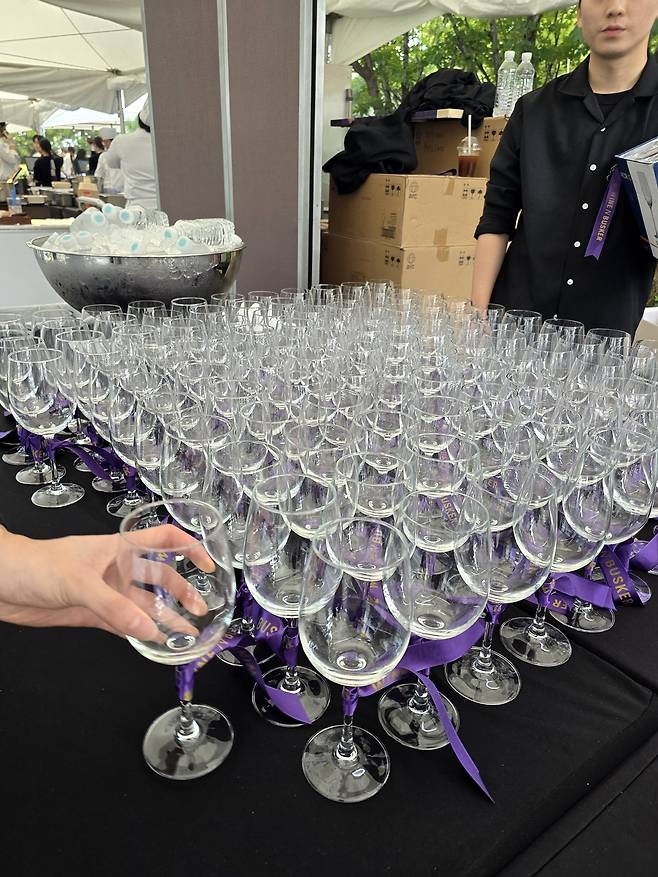 와인 앤 버스커 시음잔. 최현태 기자