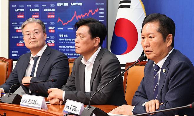 정청래 더불어민주당 대표가 20일 오후 서울 여의도 국회에서 기자간담회를 열고 국회의원 재보궐선거 전략공천 관련 발언을 하고 있다. 뉴시스