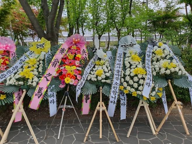 전북도청 앞 대로변에 늘어선 김관영 전북지사 무소속 출마 응원 화환.