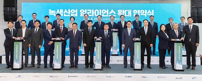 김성환 기후에너지환경부 장관이 20일 전남 여수시 소노캄 호텔에서 에너지·플랜트 분야 공공기관 및 민간기업과 녹색산업 해외진출 활성화를 위한 업무협약을 체결하고 기념촬영을 하고 있다.  사진=기후부