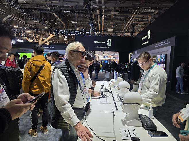 지난 1월 8일(현지시간) 미국 라스베이거스에서 열린 CES 2026의 하이센스 전시관에서 관람객이 스마트글라스를 쓰고 체험해보고 있다. 라스베이거스=서종갑기자
