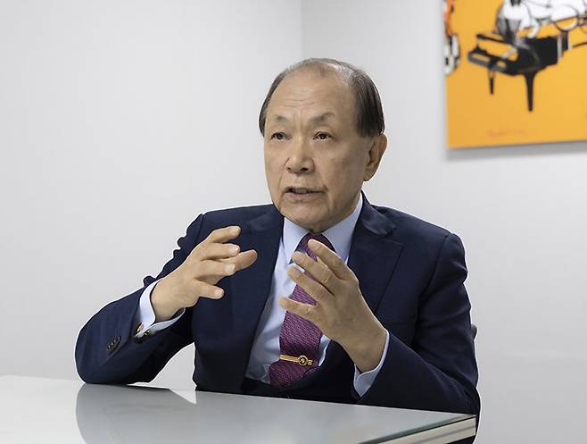 황우여 국민의힘 상임고문이 4월 8일 서울 서초구 사무실에서 ‘신동아’와 인터뷰하고 있다.&nbsp;박해윤 기자