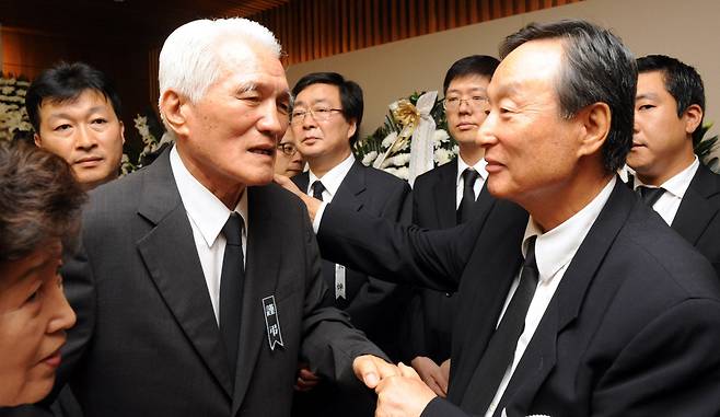 2009년 8월 19일 김대중 전 대통령의 빈소가 마련된 신촌 세브란스병원을 찾은 최형우 전 내무부 장관(왼쪽)이 조문을 마친 후 권노갑 전 민주당 고문을 위로하고 있다. 뉴시스