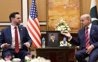 4월 11일(현지 시간) 이란과 휴전 협상을 하기 위해 파키스탄 이슬라마바드를 방문한 JD 밴스 미국 부통령이 셰바즈 샤리프(오른쪽) 파키스탄 총리와 면담하고 있다. 뉴시스&nbsp;