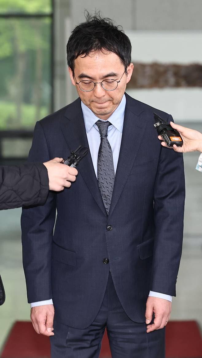 구자현 검찰총장 직무대행이 4월17일 서울 서초구 대검찰청을 나서며 대장동·대북송금 의혹 사건을 둘러싼 정치권의 국정조사와 관련해 발언을 마친 뒤 인사하고 있다. ⓒ연합뉴스