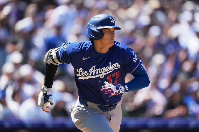 다저스 오타니 쇼헤이가 20일(한국시간) 내셔널스파크서 열린 워싱턴전 3회초 2루타를 쳐내며 출루하고 있다. 워싱턴DCㅣAP뉴시스