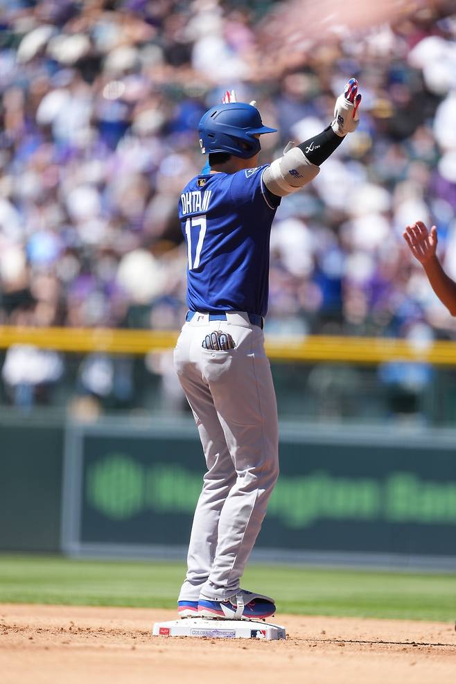 LA 다저스 오타니 쇼헤이가 20일(한국시간) 내셔널스파크서 열린 워싱턴전 3회초 2루타를 쳐내며 출루한 뒤 세리머니를 하고 있다. 워싱턴DCㅣAP뉴시스