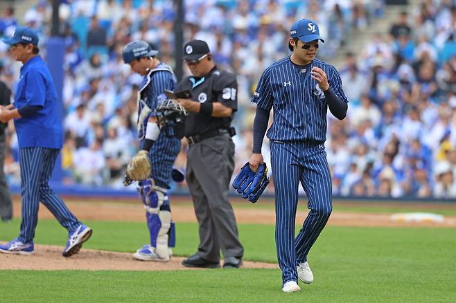 삼성 원태인(오른쪽)이 19일 대구 LG전 5회초 도중 교체되며 마운드를 떠나고 있다. 사진제공｜삼성 라이온즈