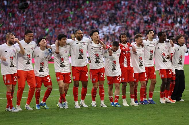 김민재(왼쪽에서 네번째) 등 바이에른 뮌헨 선수들이 20일 독일 뮌헨 알리안츠 아레나에서 열린 슈투트가르트와의 분데스리가 경기에서 4-2 승리를 거두고 통산 35번째 리그 우승을 확정한 뒤 기뻐하고 있다. AFP