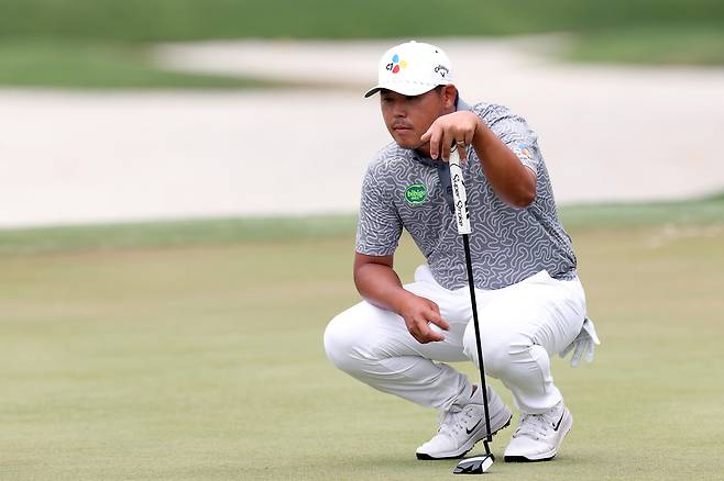 김시우가 20일 미국 사우스캐롤라이나주 힐튼헤드 아일랜드의 하버타운 골프 링크스에서 열린 PGA투어 RBC 헤리티지 최종 라운드 도중 16번 홀에서 그린을 살펴보고 있다. 게티이미지코리아