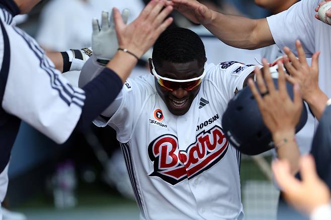 두산 다즈 카메론이 19일 잠실 KIA전에서 홈런을 친 뒤 동료들의 축하를 받고 있다. 두산베어스 제공