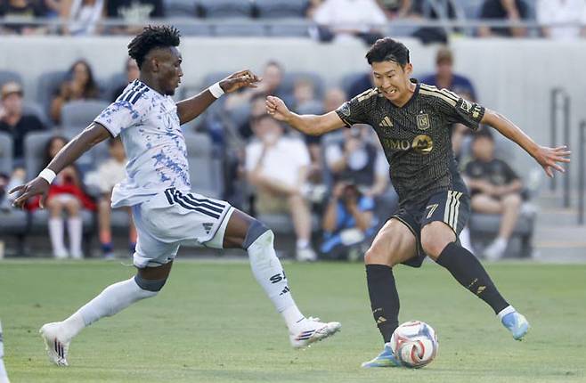 LAFC의 손흥민이 20일 산호세와 2026 MLS 정규리그 8라운드 홈경기에서 상대 선수를 제치려 하고 있다. 로스앤젤레스|로이터연합뉴스