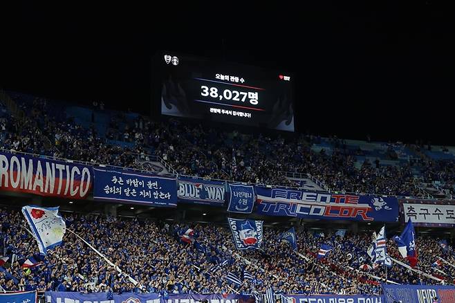 ▲ 19일 경기도 수원시 수원월드컵경기장에서 열린 OGFC VS 수원삼성 레전드 매치에서 수원 서포터즈 프렌테 트리콜로가 놀라운 응원을 펼치고 있다. ⓒ 슛포러브