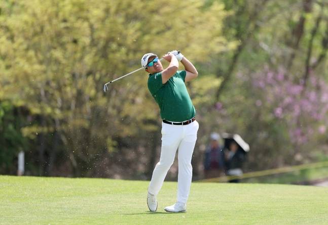 이상엽(왼쪽)이 19일 춘천 라비에벨 골프앤리조트(파72·7254야드)에서 열린 막을 내린 2026 한국프로골프(KPGA) 투어 개막전 제21회 DB손해보험 프로미오픈 최종 4라운드에 1번 홀 아이언샷을 날리고 있다. /사진=KPGA 제공