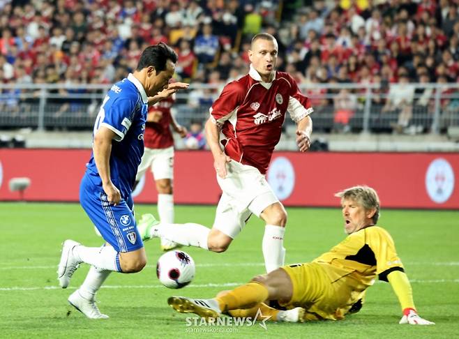 염기훈이 19일 수원 월드컵경기장에서 열린 OGFC와 수원삼성의 레전드 매치에서 반데사르를 제치며 대시하고 있다. /사진=강영조 선임기자