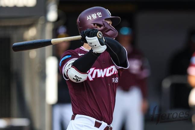 19일 KT전에서 박주홍의 홈런 타격 장면. /사진=키움 히어로즈
