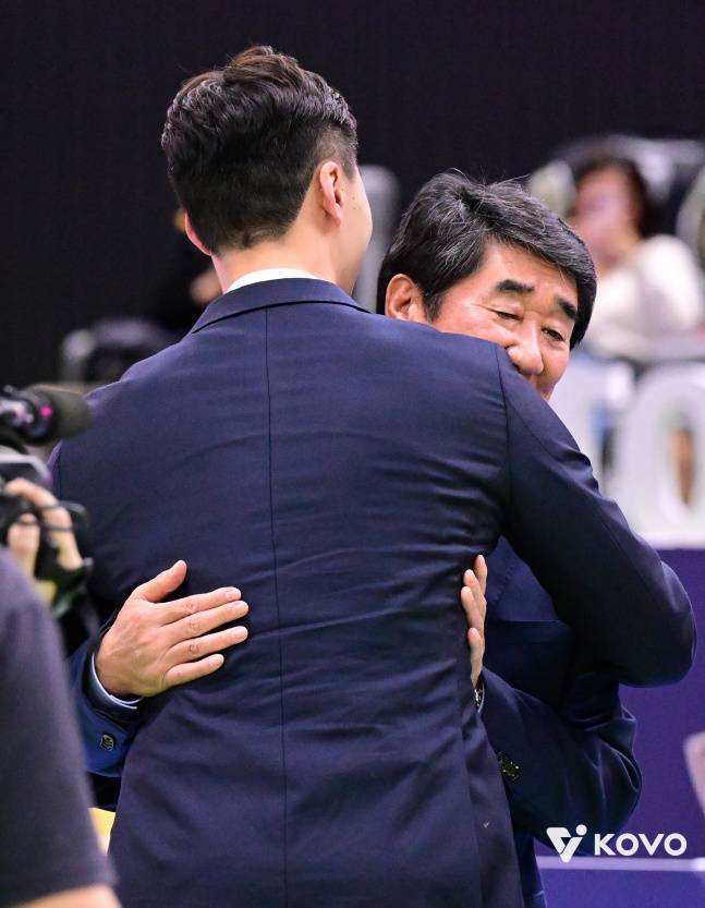 신치용 전 한국 배구 국가대표팀 감독(오른쪽)이 2년 전 박철우 감독 은퇴식에서 사위를 안아주고 있다. /사진=한국배구연맹 제공