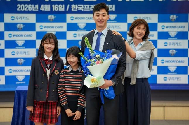 박철우 우리카드 감독 가족이 16일 서울 프레스센터에서 열린 감독 취임식에서 기념사진을 찍었다. /사진=우리카드 배구단 제공