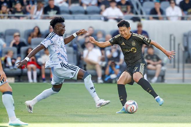 마크 도스산토스 감독이 이끄는 LAFC가 20일(한국시간) 미국 캘리포니아주 로스앤젤레스에 있는 BMO 스타디움에서 열린 산호세 어스퀘이크와의 2026시즌 미국 메이저리그사커(MLS) 홈 경기에서 1-4 대패를 당했다.&nbsp;  손흥민이 주중 북중미카리브해연맹(CONCACAF) 챔피언스컵 멕시코 원정을 다녀온 뒤, 곧바로 선발 출장했지만 득점포를 가동하지 못했고, 팀의 대패를 지켜봐야 했다.&nbsp;이날 후반 중반 LAFC가 와르르 무너지자, 경기장 한편에서 경기를 지켜보던 존 소링턴 단장은 무서운 눈빛으로 경기장을 노려보는 모습이 중계 화면에 잡히기도 했다.&nbsp;연합뉴스