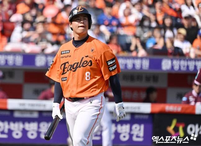 한화 이글스 '4번 타자' 내야수 노시환이 1군 선수단 복귀를 앞두고 퓨처스리그 최종 점검을 마쳤다.&nbsp;노시환은 20일 서산야구장에서 열린 2026 KBO 퓨처스리그 울산 웨일스와 경기에 1번 타자 3루수로 선발 출전해 5타수 1안타 1삼진을 기록했다. 노시환은 올 시즌 개막 후 13경기에 출전해 타율 0.145(55타수 8안타), 3타점, 출루율 0.230, 장타율 0.164로 극심한 부진에 빠졌다. 노시환은 지난 10~12일 대전 KIA 타이거즈전에서 11타수 무안타에 그친 뒤 13일 2군행 통보를 받았다.&nbsp;노시환은 서산으로 내려간 뒤 곧바로 퓨처스리그 경기 출전 없이 타격 메커니즘 조정에 힘썼다.&nbsp;18일부터 2군 경기에 나서 20일까지 13타수 3안타 타율 0.231을 기록했다. 엑스포츠뉴스DB